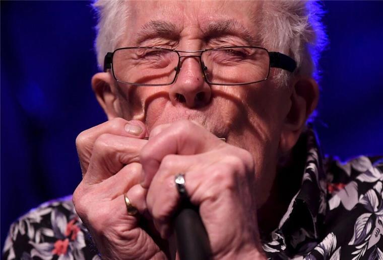 Das Spielen der Instrumente hatte sich John Mayall selbst beigebracht.