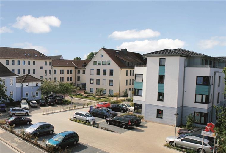 St.-Bernhard-Hospital in Brake besteht seit 140 Jahren Das St.-Bernhard-Hospital heute: Rund 30.000 Patienten werden in der Klinik an der Claußenstraße jährlich versorgt.