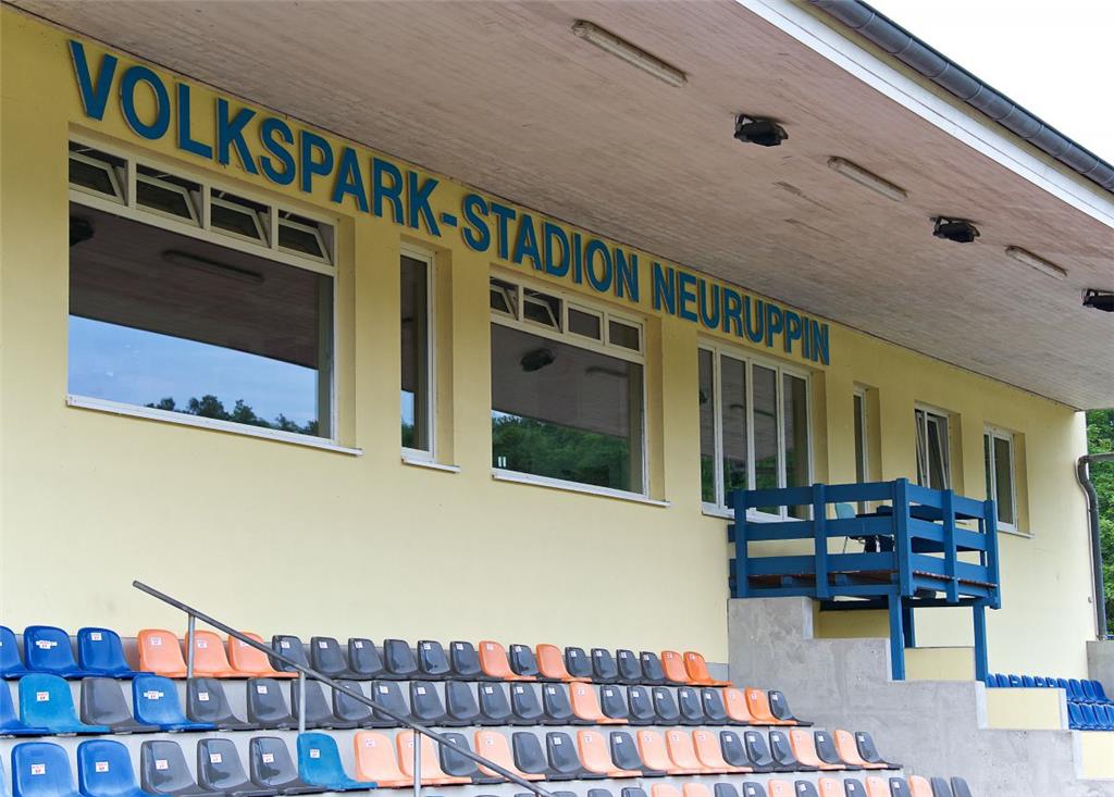 Das Stadion, in dem Werder in Neuruppin trainiert, heißt übrigens Volkspark-Stad...