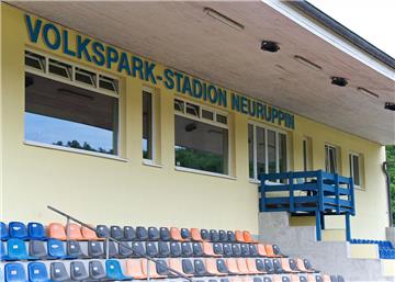 Das Stadion, in dem Werder in Neuruppin trainiert, heißt übrigens Volkspark-Stad...