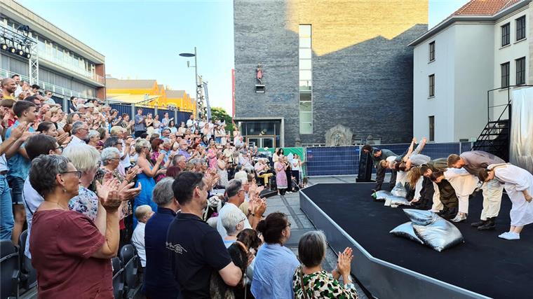 Männliche Statisten gesucht: Casting im Stadttheater Bremerhaven Sommerbühne Stadttheater
