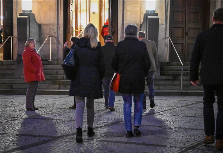 Stadttheater Bremerhaven schließt bis 14. April Das Stadttheater öffnet trotz Corona-Krise, hier am Freitagabend vor dem Gastspiel der „Müllfischer“. Foto Scheschonka