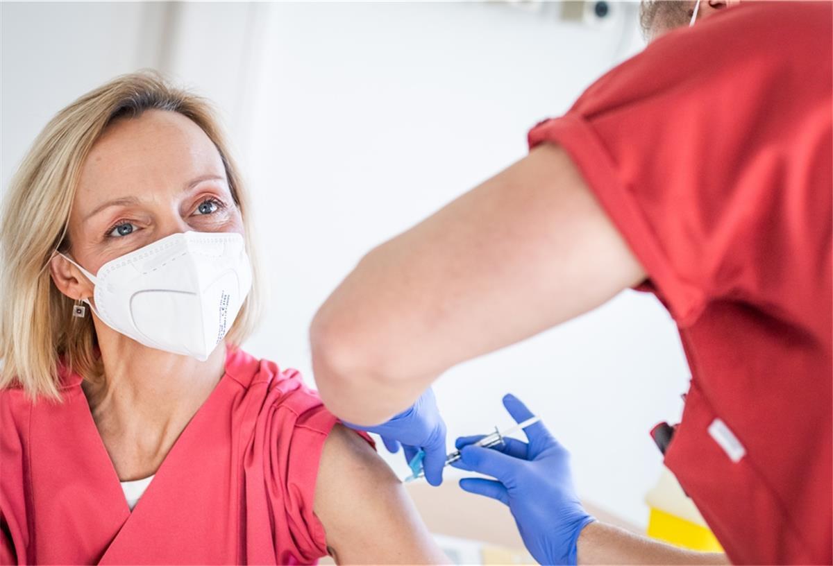 Hebamme in Reinkenheide: Impfung gibt gutes Gefühl Das städtische Klinikum Reinkenheide in Bremerhaven hat mit der Corona-Impfung des medizinischen Personals begonnen. Krankenpfleger Anatoli Kistner impft Hebamme Sonja Fehr.