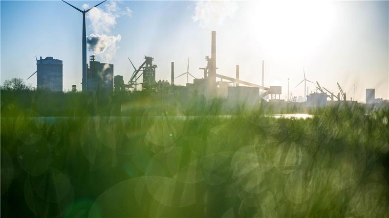 Neue Windräder sollen Bremer Stahlwerk mit Strom versorgen Das Stahlwerk an der Weser im Sonnenaufgang.