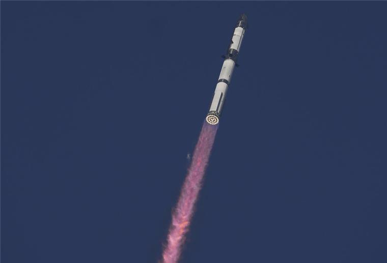 Rückschlag für Elon Musk auch bei achtem Testflug von „Starship“ 06.03.2025, USA, Boca Chica: Die Rakete «Starship» von SpaceX hebt zu einem Testflug von der Starbase in Boca Chica ab. Foto: Eric Gay/AP/dpa +++ dpa-Bildfunk +++