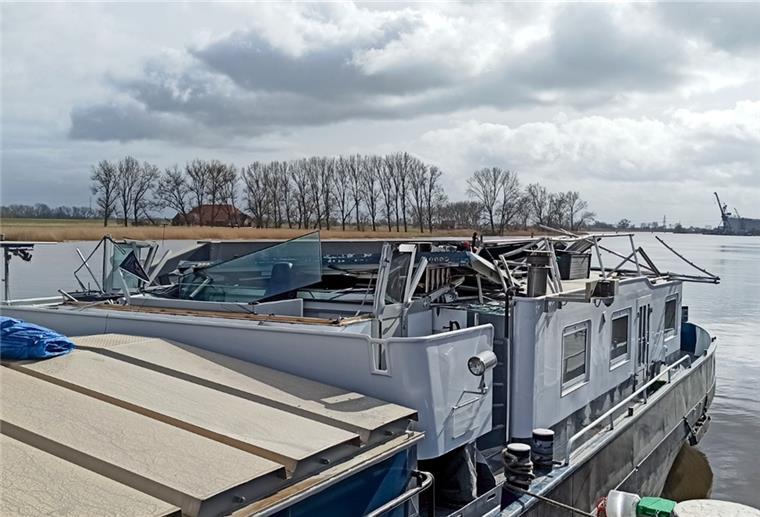 Elsfleth: Binnenschiff kollidiert mit Eisenbahnbrücke Das Steuerhaus des Binnenschiffs wurde durch die Kollision mit der Brücke abgerissen.