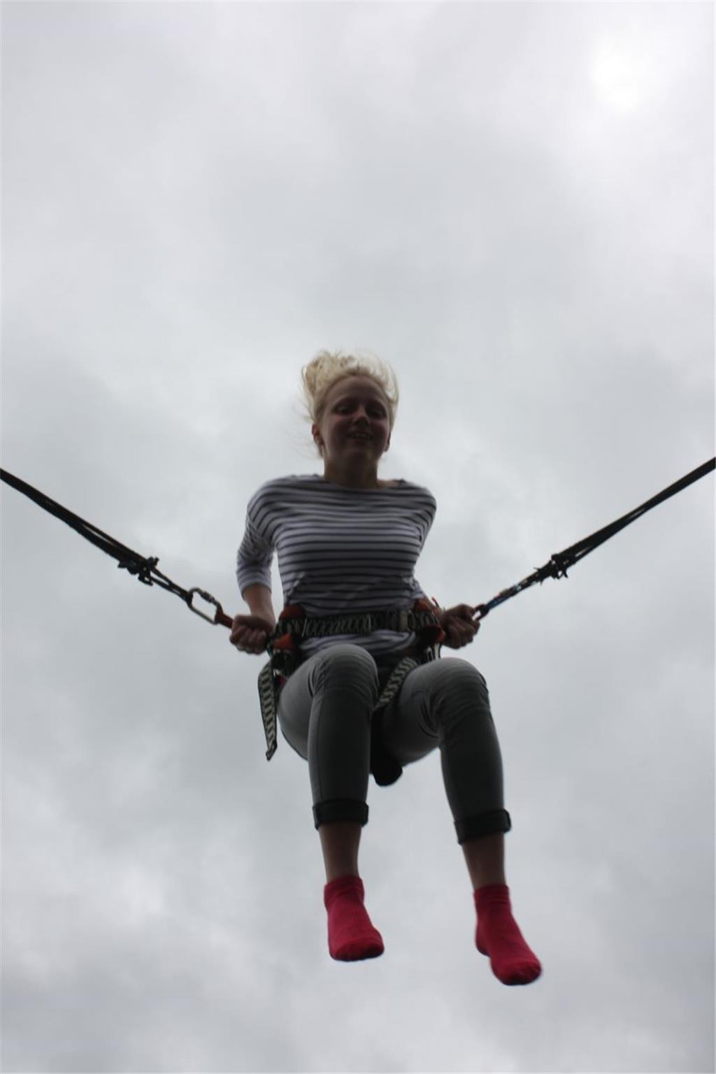 Das stören auch die Wolken nicht: Alina aus Schwanewede macht Luftsprünge auf de...