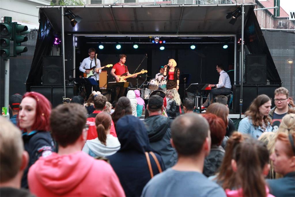 Das Straßenfest in der &quot;Alten Bürger&quot;: Red Noise, Pop, Rock, Funk, Sou...