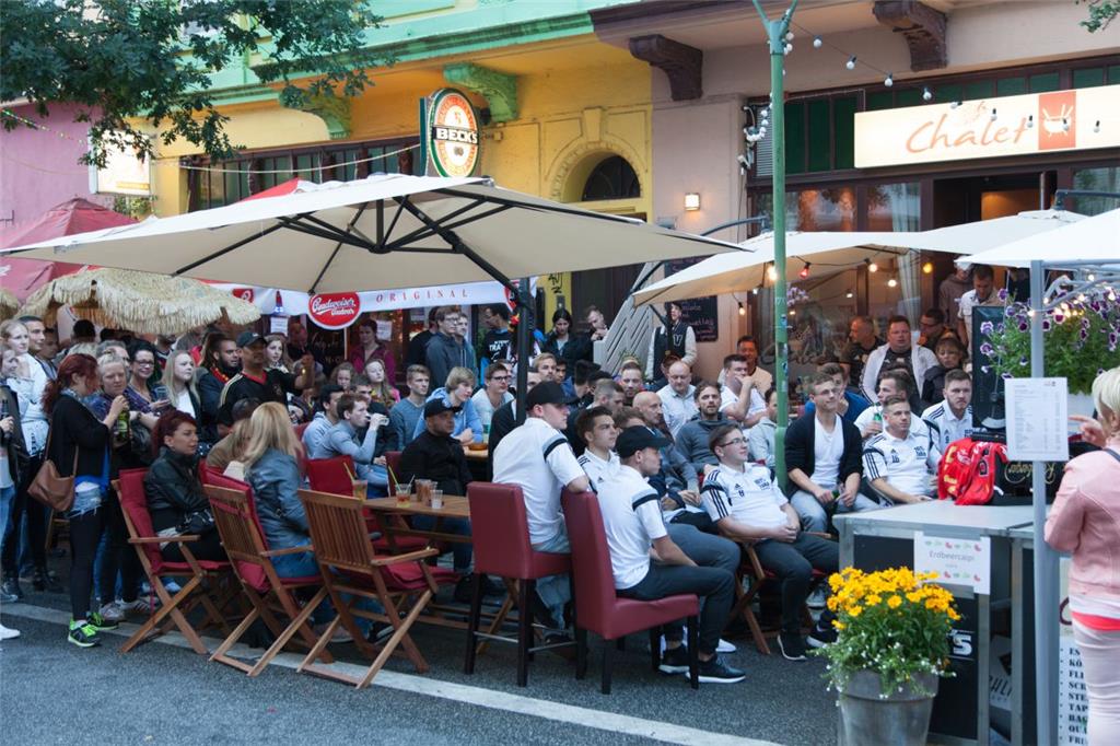 Das Straßenfest in der &quot;Alten Bürger&quot;: Während des Fussballspiels stan...