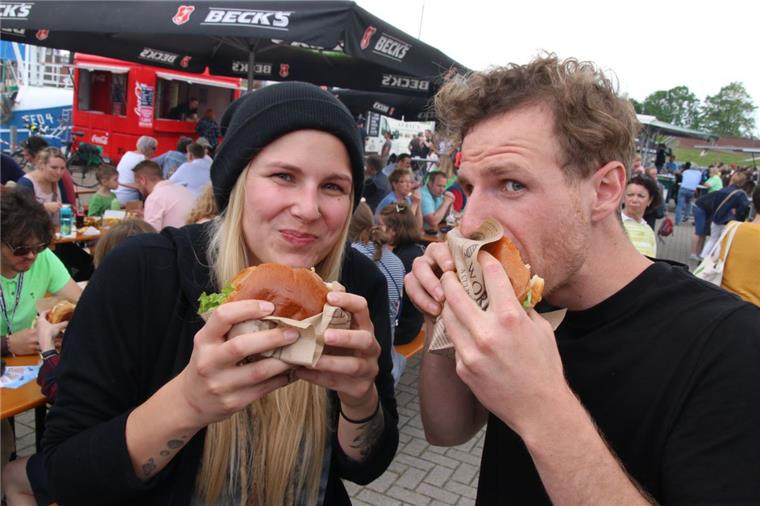 Street-Food-Festival in Butjadingen legt gleich gut los Das Street-Food-Festival in Butjadingen hat begonnen. Laura-Jane und Marius Wendland lassen sich einen Halloumi-Burger schmecken.