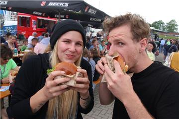Das Street-Food-Festival in Butjadingen hat begonnen. Laura-Jane und Marius Wendland lassen sich einen Halloumi-Burger schmecken.