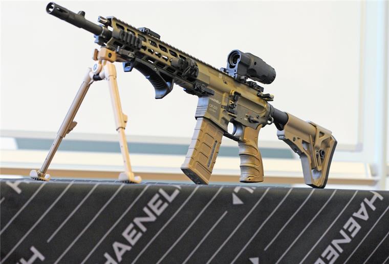 Sturmgewehr-Streit vor Bundespatentgericht Das halbautomatische Sturmgewehr Modell CR223 steht auf einem Tisch in der Firmenzentrale von C.G. Haenel.