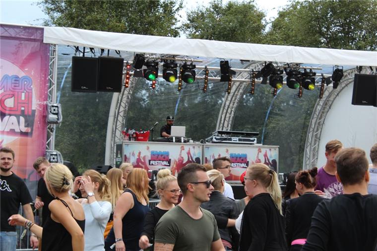 Zusammengefasst: Das war das Wochenende in Bremerhaven und umzu Das Summer Beach Festival hat trotz des schlechten Wetters bei vielen Fans für Begeisterung gesorgt.