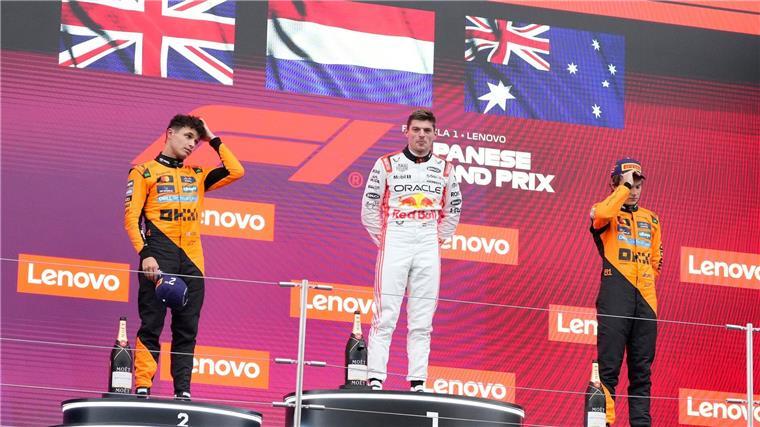 Das Suzuka-Podium: In der Mitte glänzt Max Verstappen.