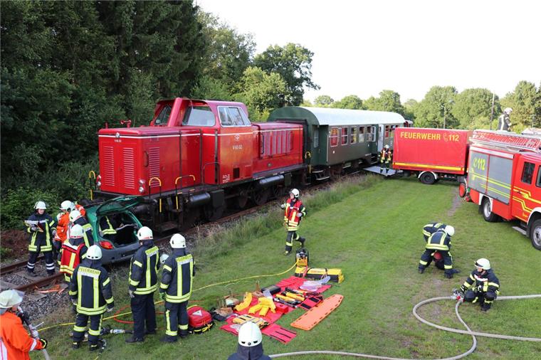 Das Szenario der Übung in Drangstedt ist erschreckend: Ein Auto wird von der Museumsbahn erfasst und hundert Meter mitgeschliffen.