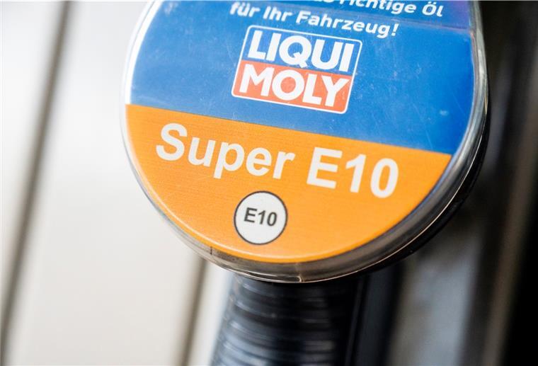 Das tut weh! Spritpreise auf Rekordhoch An einer Tankstelle steht eine Zapfsäule mit der Aufschrift „Super E10“