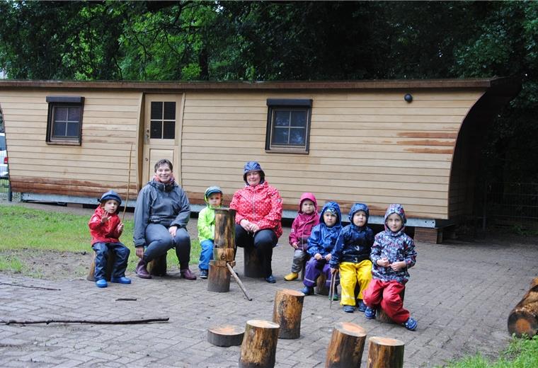 „Burgkinder“ lernen von der Natur Das Tannhäuschen bietet den Kindern und Erzieherinnen Schutz auf dem Klostergut Burgsittensen, wenn richtig schlechtes Wetter ist.