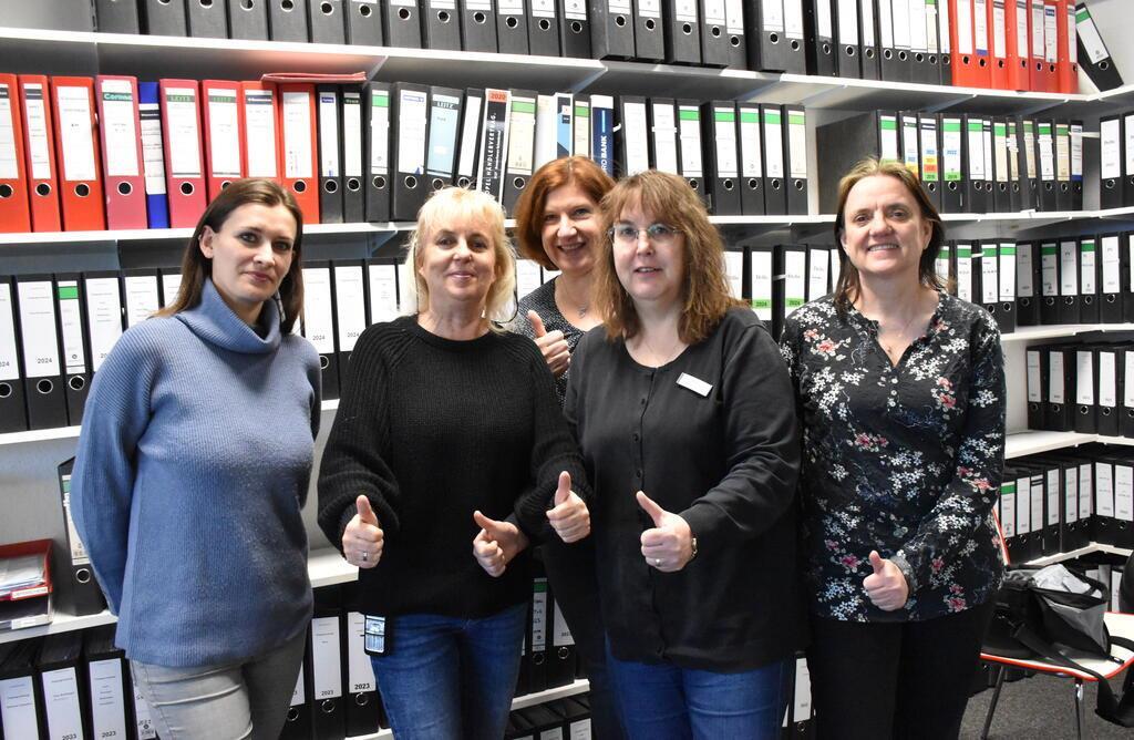 Das Team aus der Buchhaltung und Disposition des Autohaus Schmalzried ist immer ...