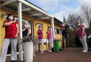 Das Team der Beerster Tagespflege möchten sich alle impfen lassen und würden gerne wissen, wie es für sie weitergeht (von links): Vera Neuenfeldt, Birte Tegeder, Sylvia Pape, Melanie Otto, Stephanie Teske und Antje Reesewildt.