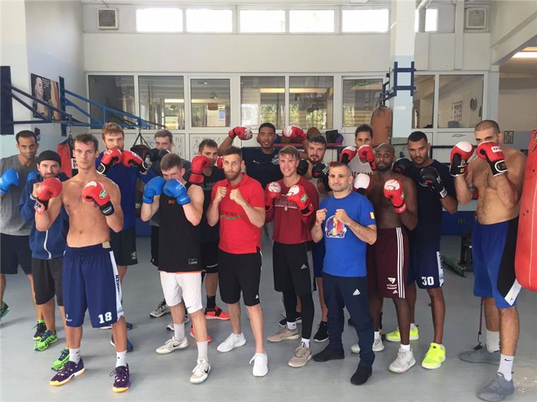Das Team der Eisbären Bremerhaven kommt beim Weser Boxring ordentlich ins Schwitzen.
