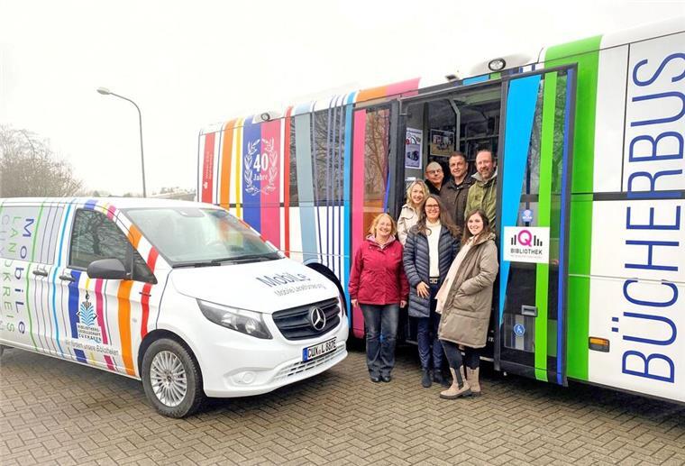 Cuxland: Bücherbus bekommt ein „Geschwisterchen“ Das Team der Fahrbücherei im Eingang des Bücherbusses. Vor ihnen steht das neue Elektrofahrzeug.