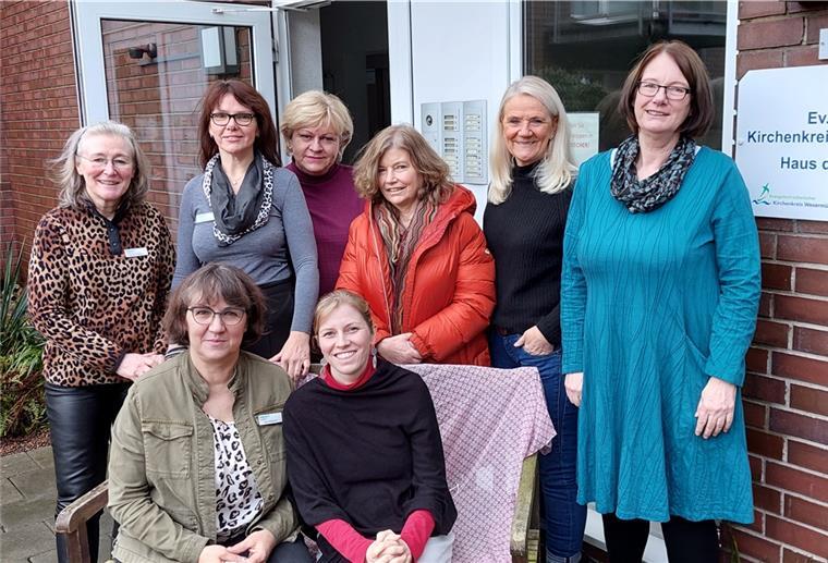 Diakonie Cuxland hilft Bürger mit verstärktem Team Das Team der Hauptberuflichen bei der Diakonie Cuxland in Beers. Die neue Geschäftsführerin Sylvia Cordes-Tambor (hintere Reihe, Dritte von links) freut sich über die personelle Verstärkung und das Engagement.