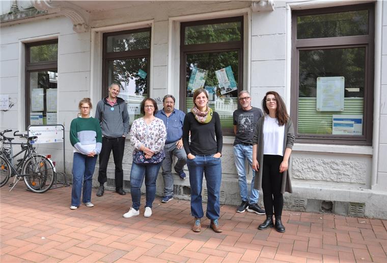 Das Team der Quartiermeisterei Lehe hat nur Verträge bis Ende des Jahres (von links): Nora Wiczorek (Leher Pausenhof), Felix Liebig (Wunderwerft), Anja Konitzer (Verwaltung), Cafer Isin (Sprach- und Kulturmittler), Miriam Gieseking (Leiterin), Robert Worden (Projektunterstützung) und Ann-Christin Hitzemann (Leher Seiten).