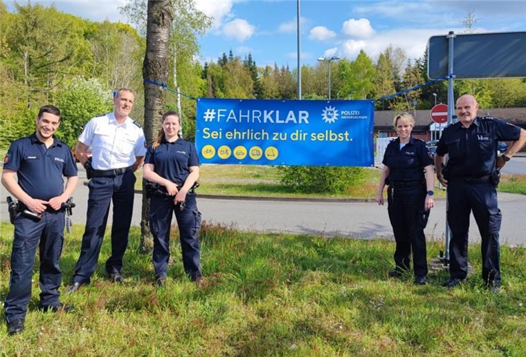 Das Team der Sittenser Autobahnpolizei macht auf die Kampagne #FAHRKLAR aufmerksam.