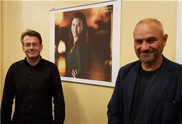 Das Team der "Tragédie de Carmen" – Generalmusikdirektor Marc Niemann (links) und Regisseur Matthias Oldag – steht vor dem Porträt von Patrizia Häusermann, die die Carmen singt.