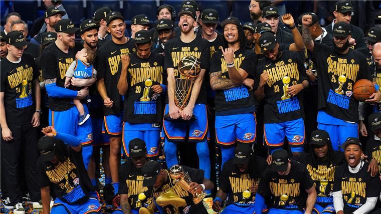 Hoch hinaus und zum Titel Das Team des deutschen Basketballers Isaiah Hartenstein feiert den Meistertitel.