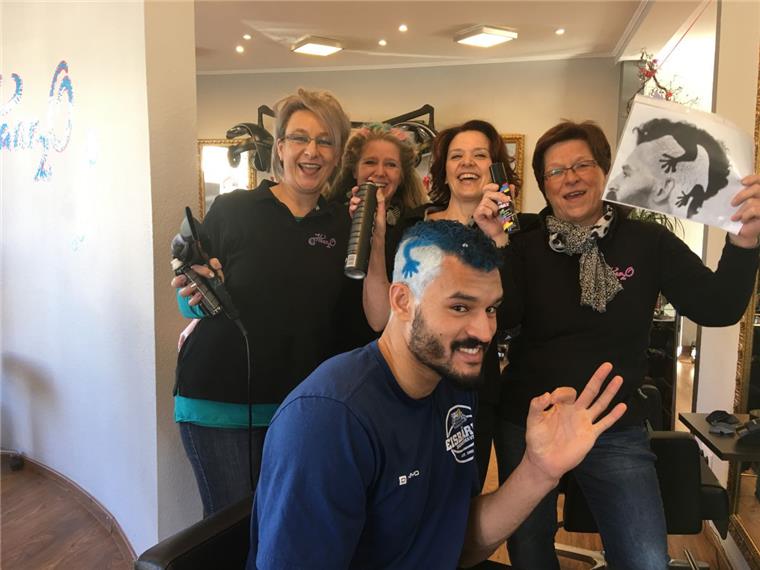 Das Team des Salons "Haar2O" in Spaden hat David Brembly die Haare schön gemacht.