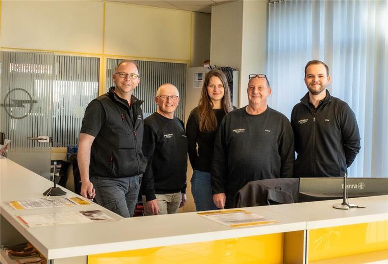 Fit für die Zukunft Das Team für Serviceannahme, Beratung und Mietwagen sorgt für einen reibungslosen Ablauf in Werkstatt und Service: Martin Prohn, Rainer Klußmann, Kathrin Niermann, Peter Ewig und Jannes Wulf (von links nach rechts).