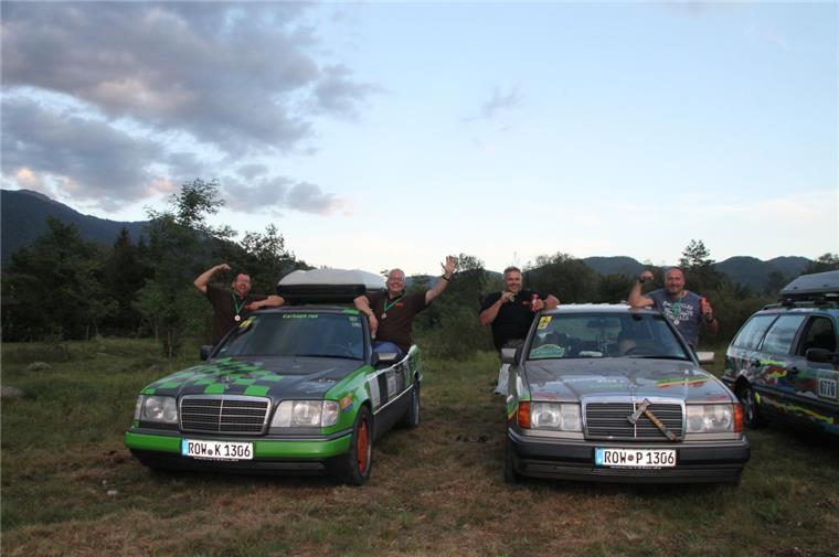 Heeslinger Rallyepiloten fahren 2500 Kilometer in fünf Tagen Das "Team-Tee-Wagen" (links) mit Günter Barth (links) und Thorsten Gallo (rechts) mit ihren Kompagnons des Temas "Asphaltindianer" nach dem Durchfahren der Ziellinie in Slowenien.