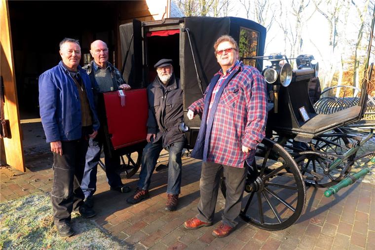 Alte Kutsche erstrahlt in neuem Glanz Das Team vom Freilichtmuseum Speckenbüttel ist zufrieden mit seiner Arbeit (von links): Hartmut Höpken, Henry Bremer, Dieter Bartusch und Uwe Münch.