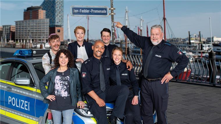Große Haie, kleine Fische: 500. Folge des „Großstadtreviers“ Das Team vom „Großstadtrevier“: (v.l.n.r.): 1. Reihe: Harry Möller (Maria Ketikidou), Lukas Petersen (Patrick Abozen, r.), Bente Hinrichs (Sinha Melina Gierke, l.) und Helmut Husmann (Torsten Münchow, stehend). 2. Reihe: Nils Sanchez (Enrique Fiß), Frau Küppers (Saskia Fischer) und Daniel Schirmer (Sven Fricke).