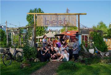 Junge Menschen vor Gartencafé