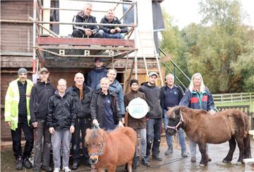 Das Team von Kronos cares brachte am Sonnabend Treppe und Außenfassade der Farm-Scheune auf Vordermann. Darüber freuten sich auch die tierischen Bewohner.