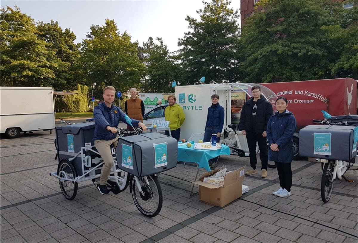 „Lehe liefert“ - und zwar bis vor die Haustür Das Team von „Lehe liefert“ stellte das Projekt am Sonnabend auf dem Leher Wochenmarkt vor (von links): Lars Wöltjen, Felix Liebig, Richard Schulte, Uta Kühne, Mattes Leibenath und Thanh Ha Mai.