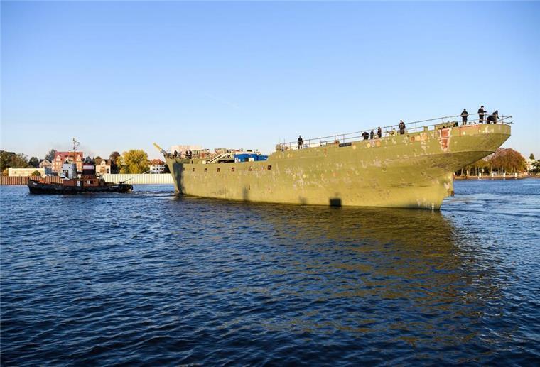 Das teilsanierte Marineschulschiff „Gorch Fock“ wird auf der Weser von der Fassmer-Werft zur Lürssen-Werft geschleppt.