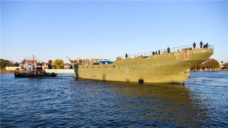 Start des Betrugsprozesses um ehemalige „Gorch Fock“-Werft Das teilsanierte Marineschulschiff „Gorch Fock“ wird auf der Weser von der Fassmer-Werft zur Lürssen-Werft geschleppt.