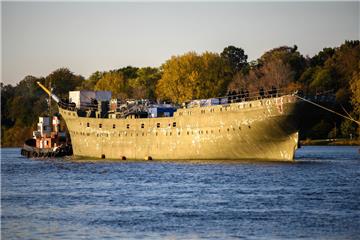 Das teilsanierte Marineschulschiff "Gorch Fock" wird auf der Weser von der Fassmer-Werft zur Lürssen-Werft geschleppt.