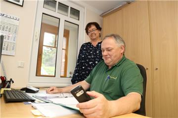 Das Telefon bleibt still: Kundenkontakt ist für Carsten Bernert und Ehefrau Elke zur Zeit mühsam.