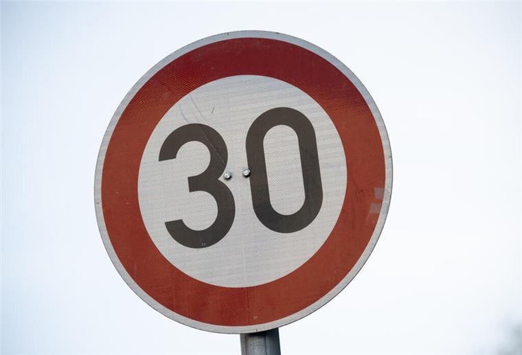 30 km/h, ade: Tempolimit am Lunedeich in Bremerhaven aufgehoben Das Tempolimit am Lunedeich in Bremerhaven wurde aufgehoben.