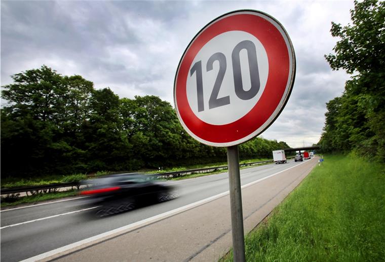 Tempo 120 auf der A27 bleibt Das Tempolimit auf der A27 hat einen Grund: kaputte Betonplatten. Autofahrer dürfen deshalb nur 120 fahren.
