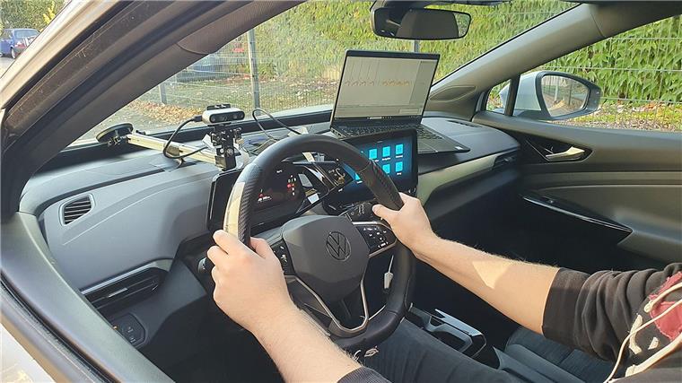 Das Testauto ist mit Instrumenten ausgestattet.