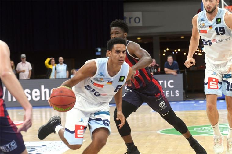 Erstes Heimspiel für die Eisbären Bremerhaven Das Testspiel gegen Lüttich war der erste Auftritt der neuen Eisbären-Mannschaft in der Stadthalle. Heute bestreiten Anthony Canty (am Ball) und Co. das erste Heimspiel in der ProA.
