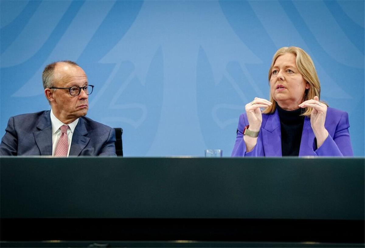 Bundeskanzler Friedrich Merz (CDU) und Bärbel Bas (SPD), Bundesministerin für Arbeit und Soziales und SPD-Parteivorsitzende, geben eine Pressekonferenz nach dem Koalitionsausschuss im Bundeskanzleramt.