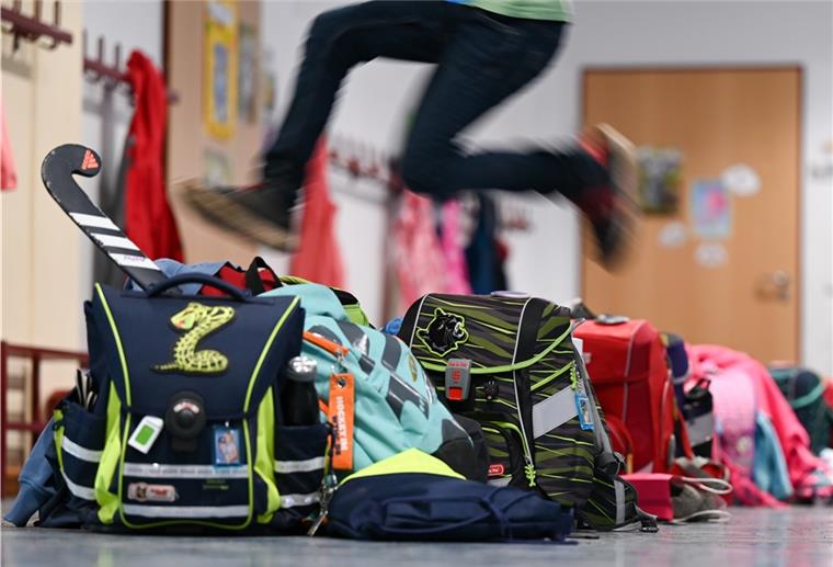 Schulleiter erwarten Konflikte wegen Kinder-Impfungen Ein Schüler der 2. Klasse der Robert-Schumann-Grundschule springt über abgestellte Schulranzen.