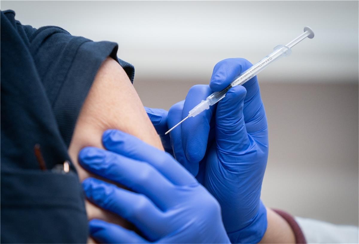 Eine Pflegekraft wird gegen das Corona-Virus geimpft. 
