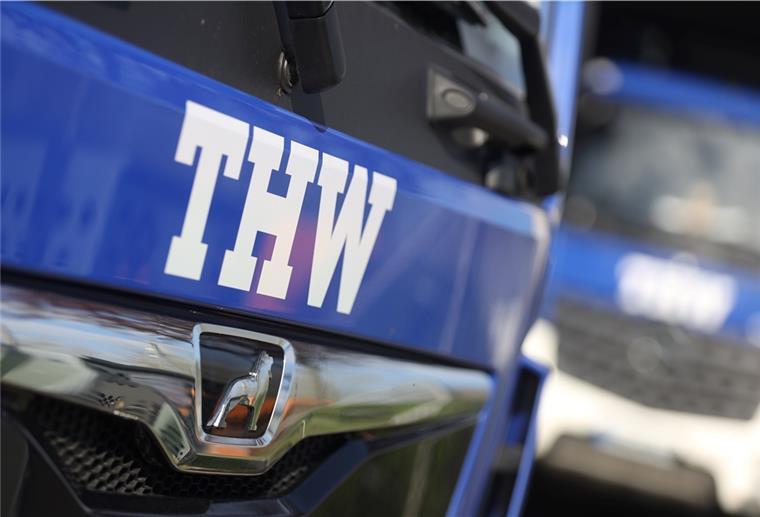 Das THW beseitigt Umweltgefahren in Hochwassergebieten.